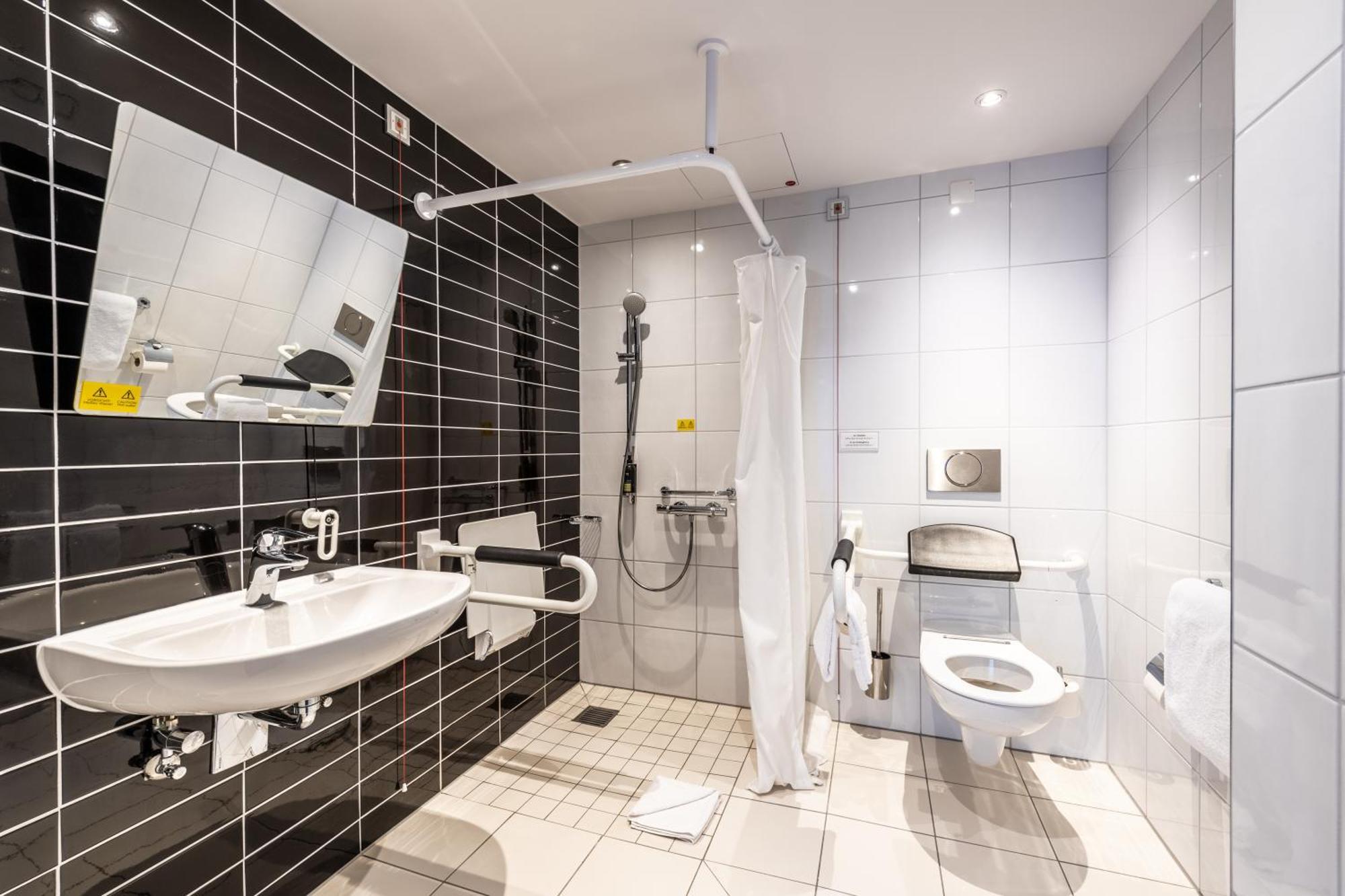 Premier Inn Duesseldorf City Centre Екстер'єр фото